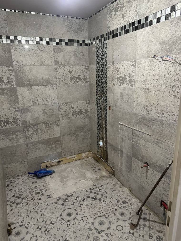 Salle de bain avant travaux : ancien carrelage et installation vétuste