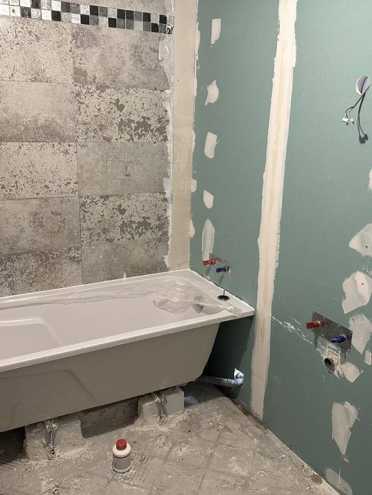 Chantier en cours : pose de la baignoire et création des alimentations en eau