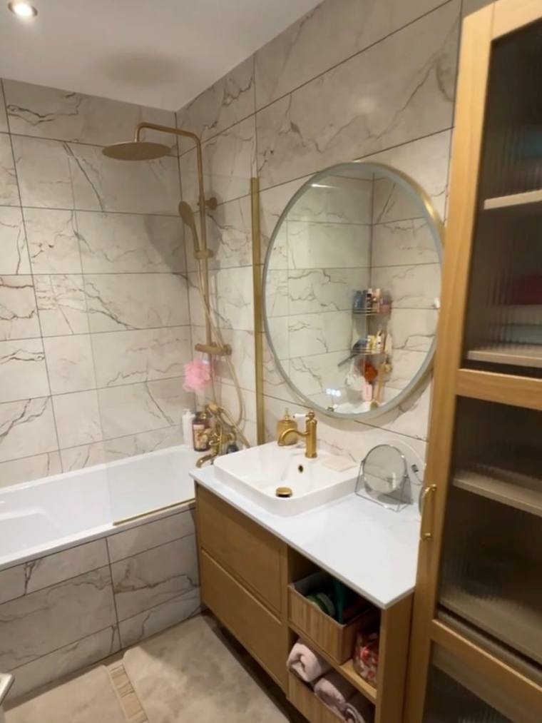 Salle de bain terminée : baignoire, colonne de douche et meuble vasque neufs